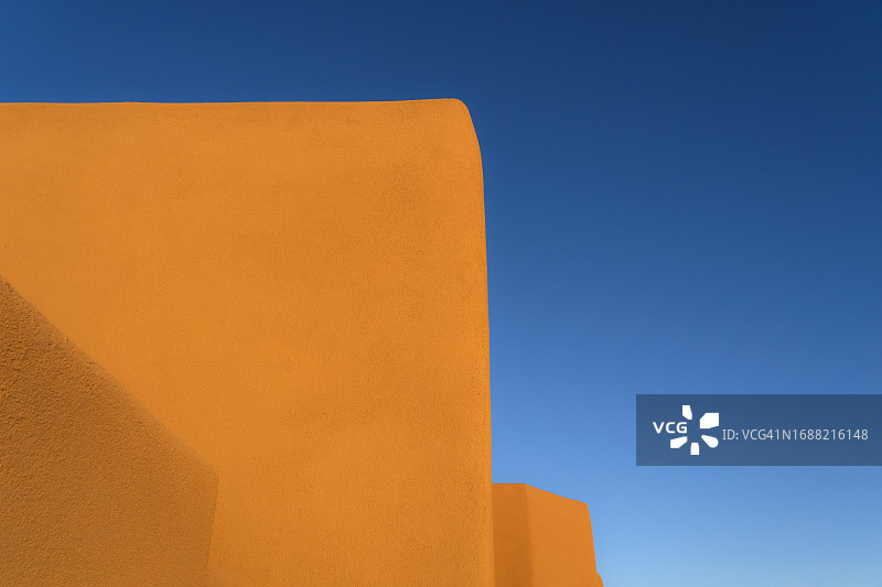 美国新墨西哥州，圣达菲，蓝色天空下的土坯墙图片素材