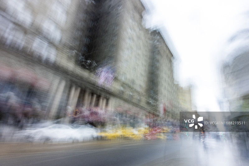 城市街道上的汽车和行人虚化图图片素材