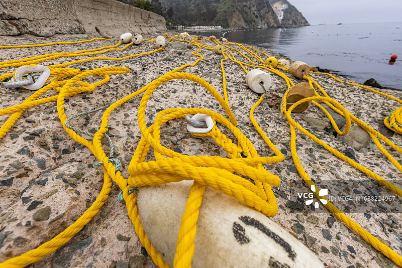 美国加利福尼亚州卡塔利娜岛阿瓦隆海边的航海绳索和浮标图片素材