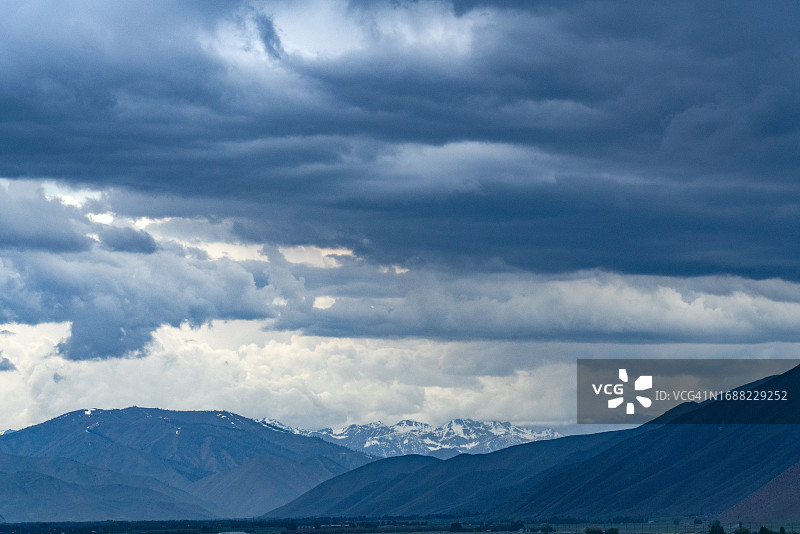 美国爱达荷州贝尔维尤山区风暴云的壮丽景色图片素材