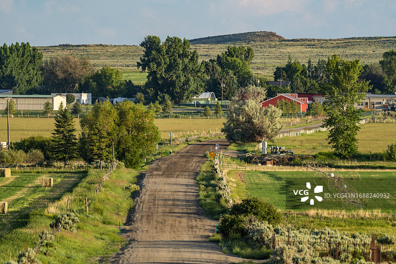 美国爱达荷州皮卡博通往乡村的土路乡村景观图片素材