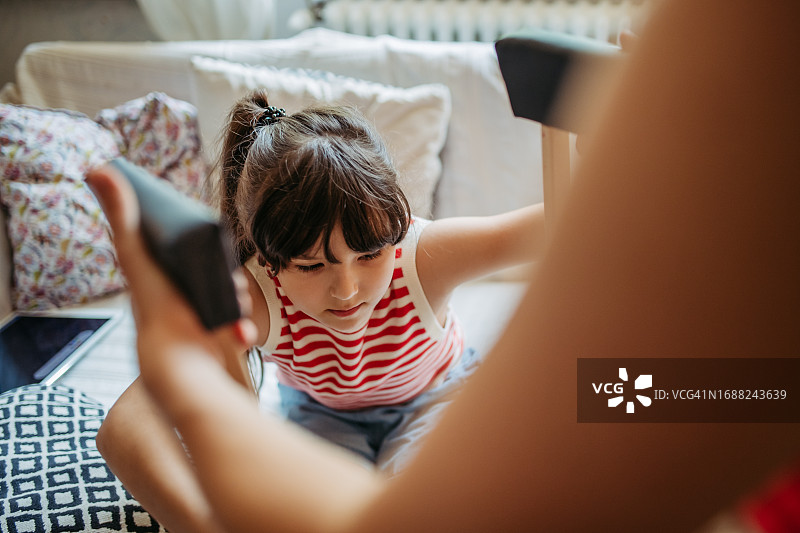 断腿后试图从床上站起来的女孩肖像图片素材