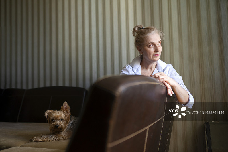 女人和约克夏犬在家坐在沙发上图片素材