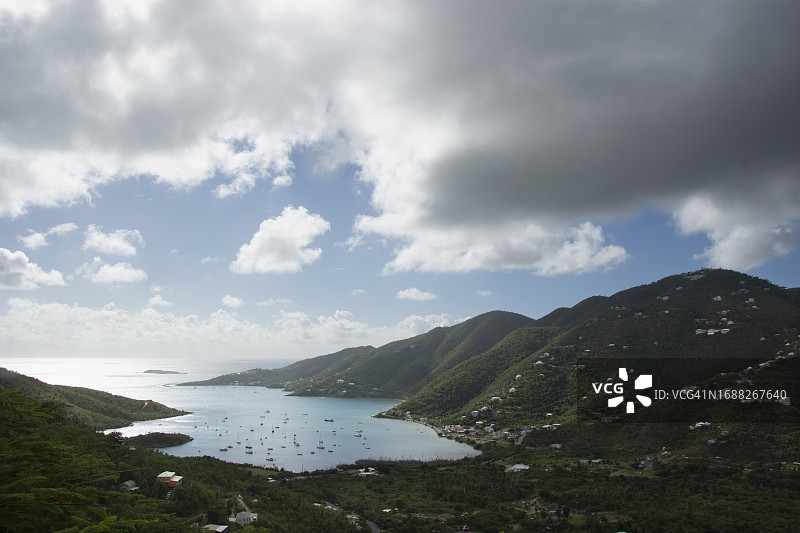 珊瑚湾上空的厚厚云层与帆船图片素材