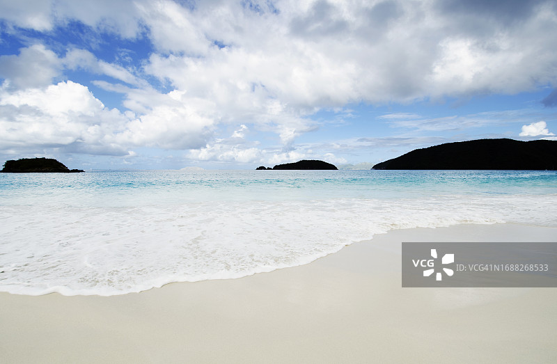 肉桂湾沙滩上的海浪，维尔京群岛国家公园图片素材