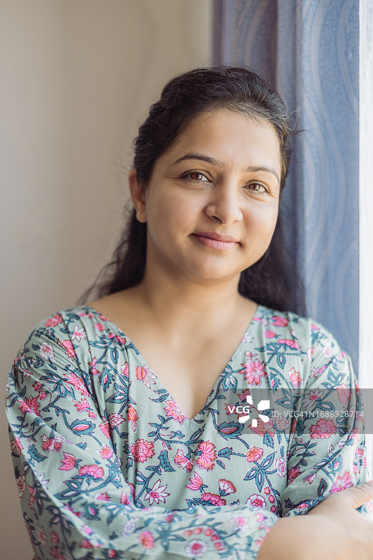 自信的女人肖像图片素材