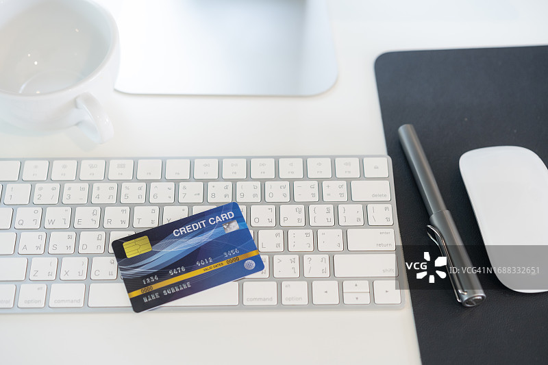 办公桌上的信用卡图片素材