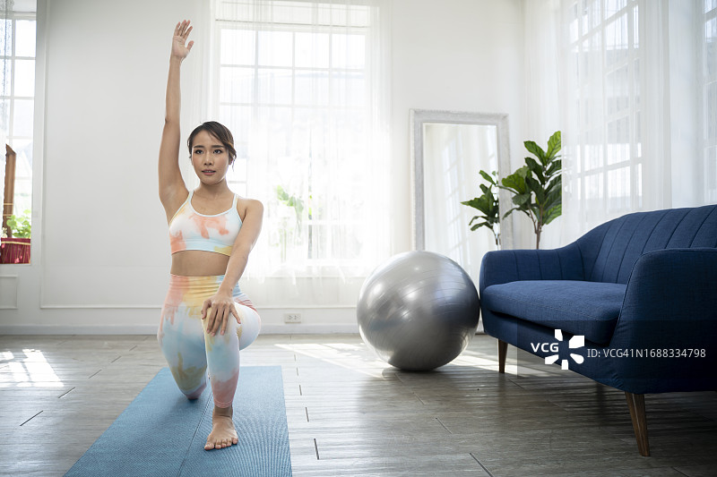 在家做瑜伽的年轻女人图片素材