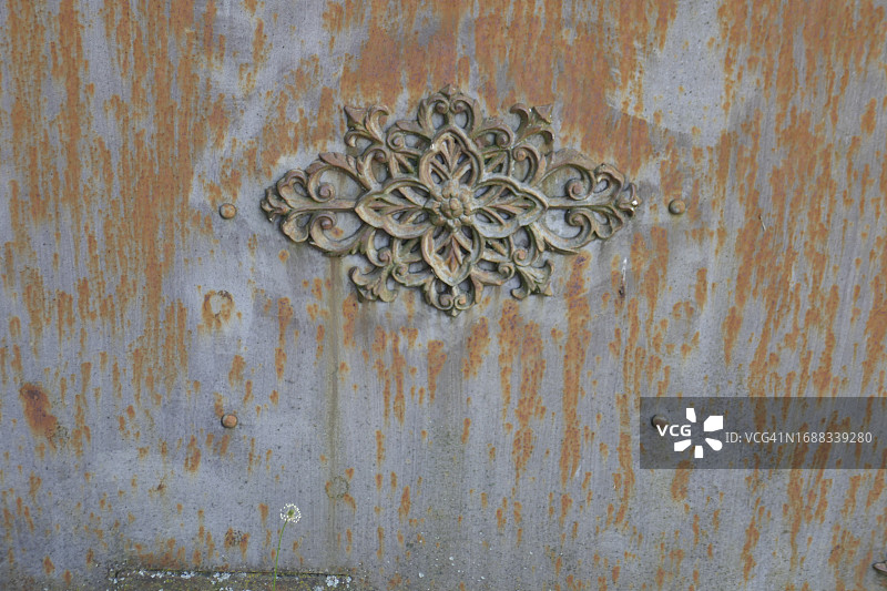 锈金属门上的装饰金属设计；图像取自法国北部普罗旺斯地区Venasque和Gigondas之间的步行小路。五月。夏天图片素材