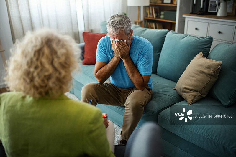 泪水中的治愈图片素材