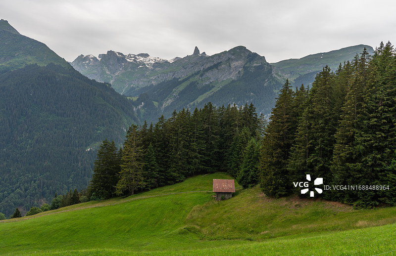 瑞士劳特布龙嫩山谷的典型阿尔卑斯木制谷仓图片素材