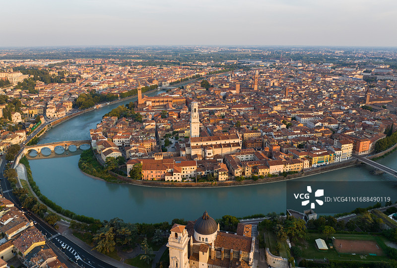 意大利维罗纳城市天际线航拍，历史中心区，横跨阿迪杰河的彼得拉桥，大教堂，红色屋顶图片素材
