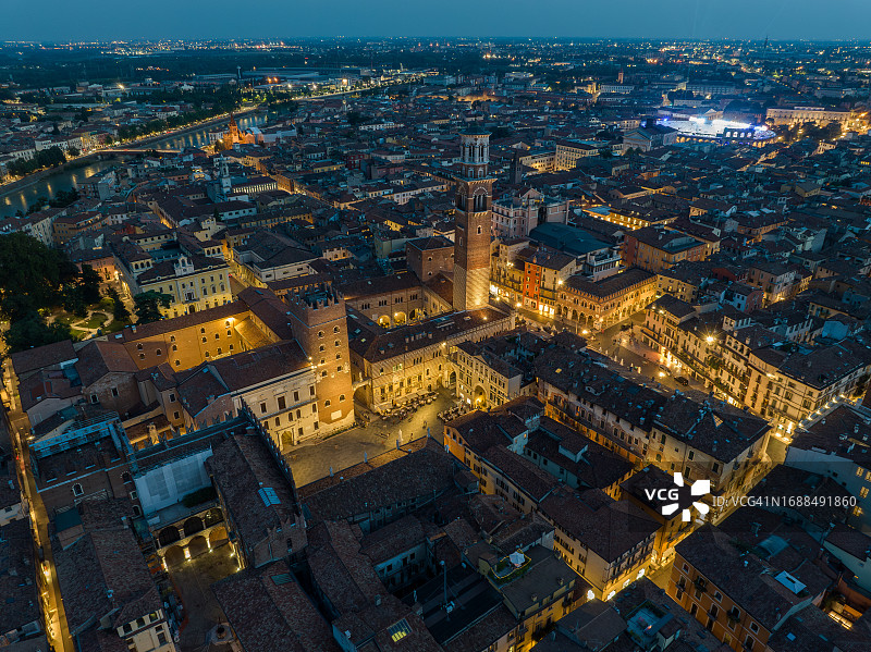 意大利维罗纳城市夜景：香草广场鸟瞰图片素材