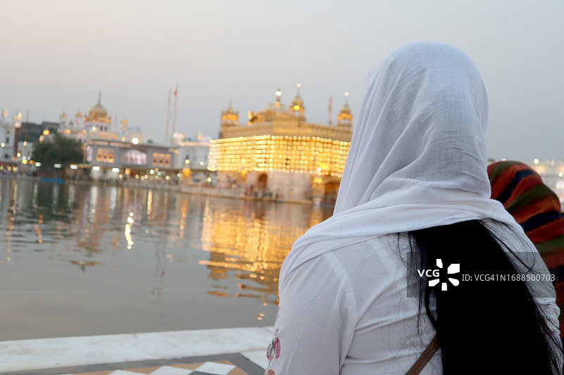 在印度金庙祈祷的年轻女性图片素材