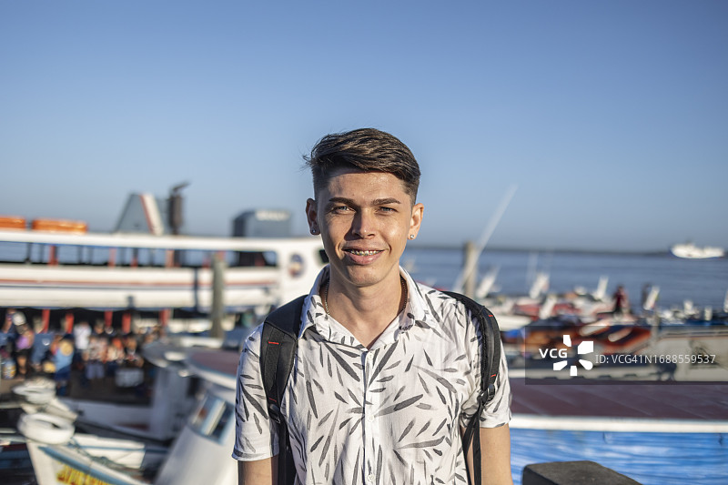 客运海港中的白人游客图片素材