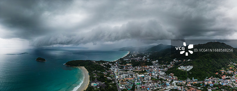 泰国普吉岛山区城镇的暴雨全景图片素材