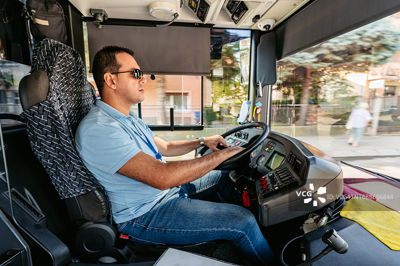 中年男人在街上驾驶巴士图片素材