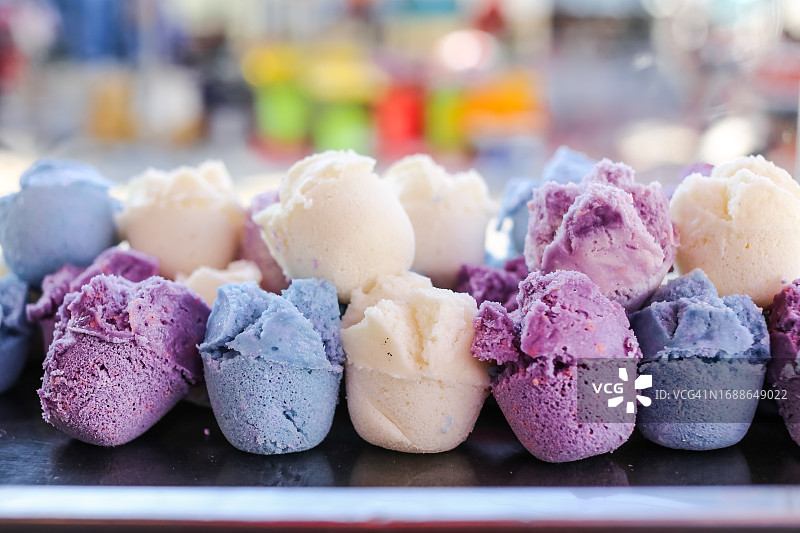 粉彩色松软海绵蛋糕与模糊的街景背景图片素材