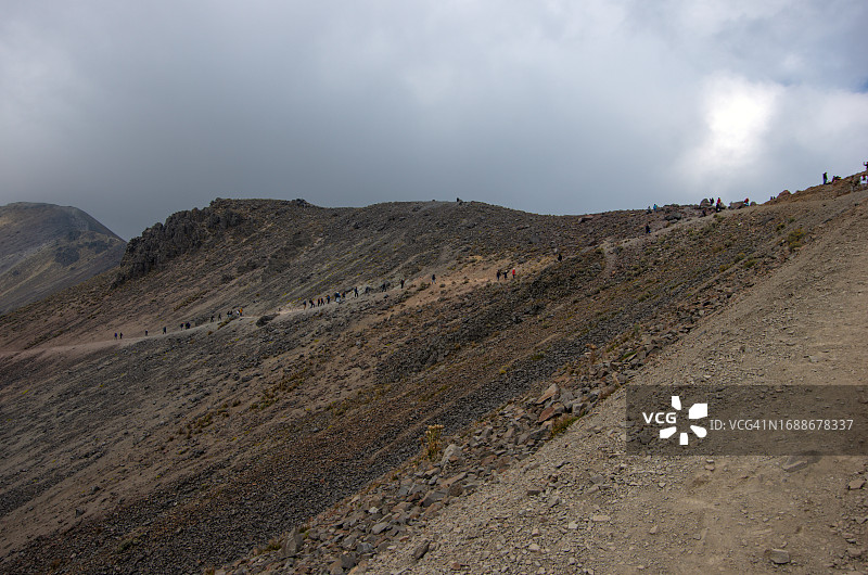 墨西哥托卢卡内瓦多火山（Xinantecatl）的火山口图片素材