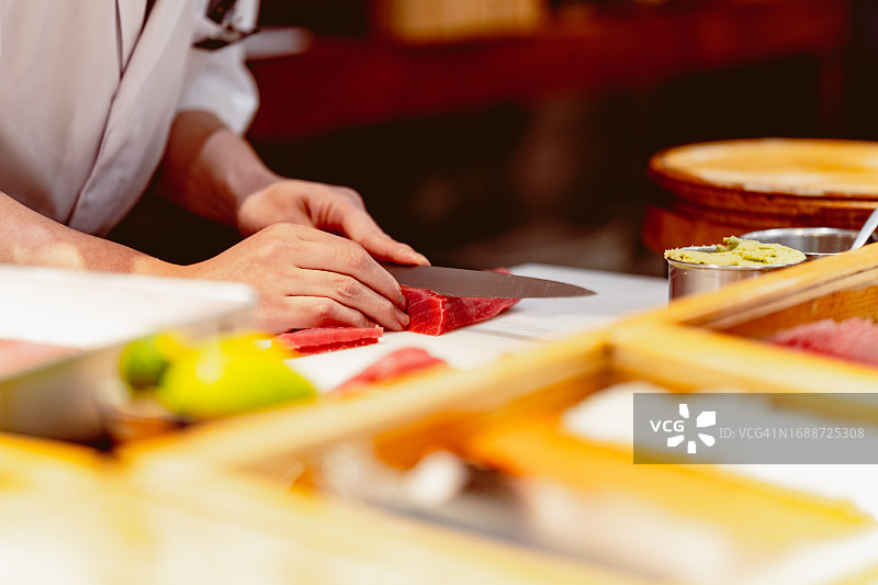 寿司鱼片处理，厨师发办餐厅图片素材