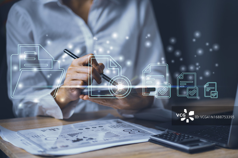 商务绩效监控概念，商务女性使用平板电脑和笔记本电脑填写在线调查和数字表格图片素材