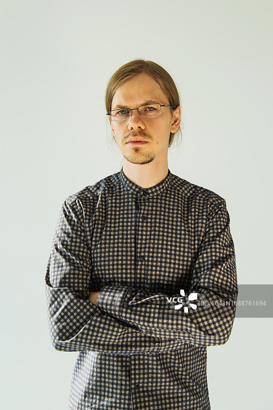 演播室里的年轻男人肖像，商人图片素材