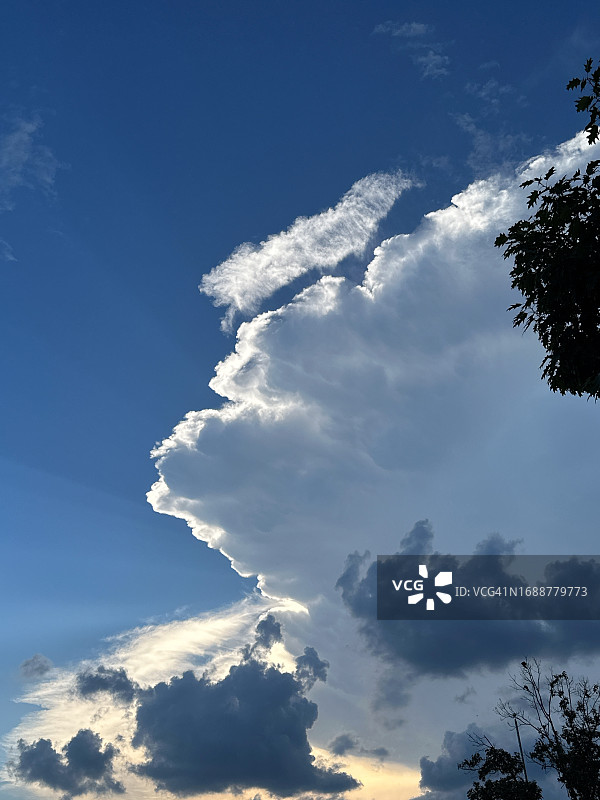 聚集的暴风云遮蔽了阳光图片素材