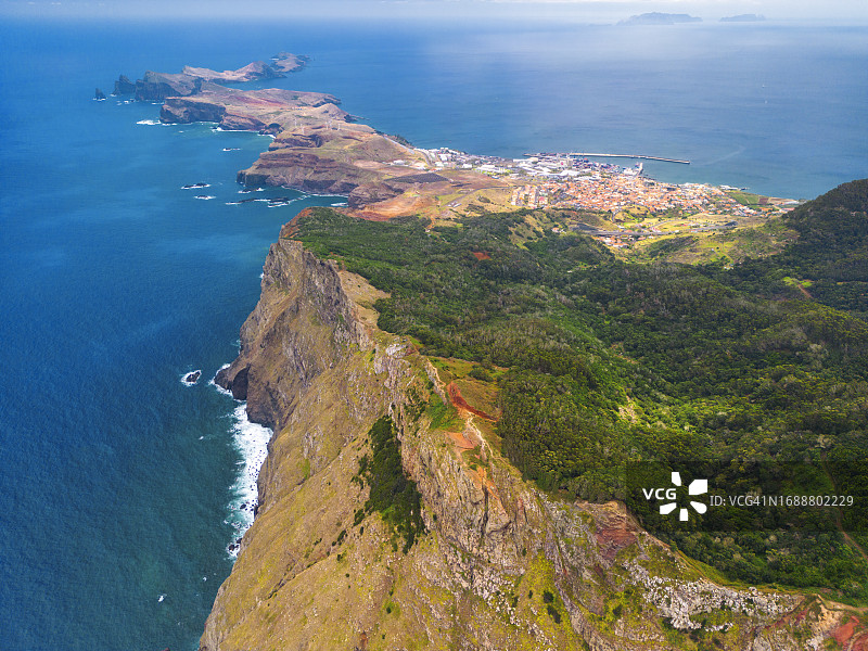 葡萄牙马德拉群岛卡尼萨尔镇和圣洛伦索角半岛的红岩鸟瞰图图片素材