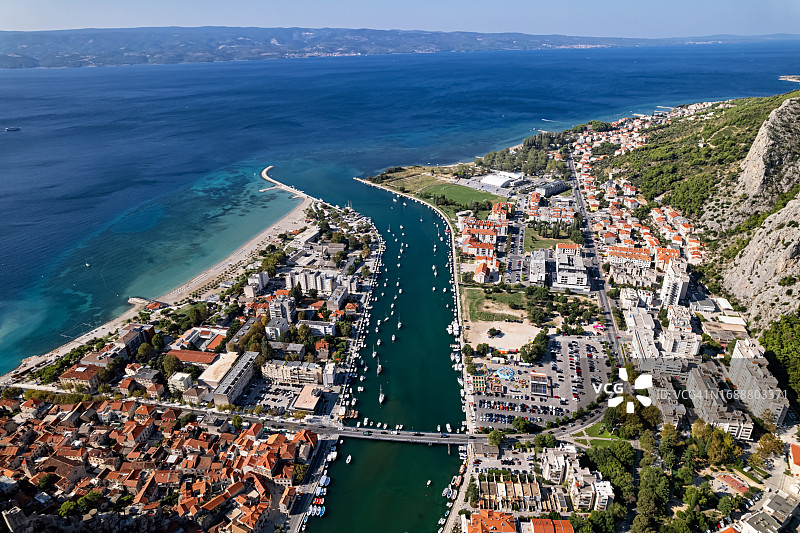 克罗地亚达尔马提亚海岸奥米斯镇和采蒂纳河的鸟瞰图图片素材