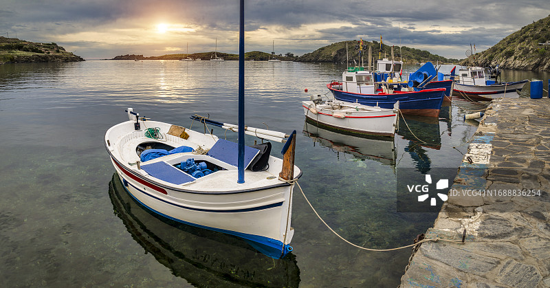 西班牙卡达克斯利加特港的黎明图片素材