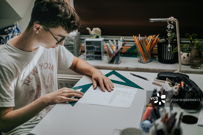 男人在做技术绘图图片素材