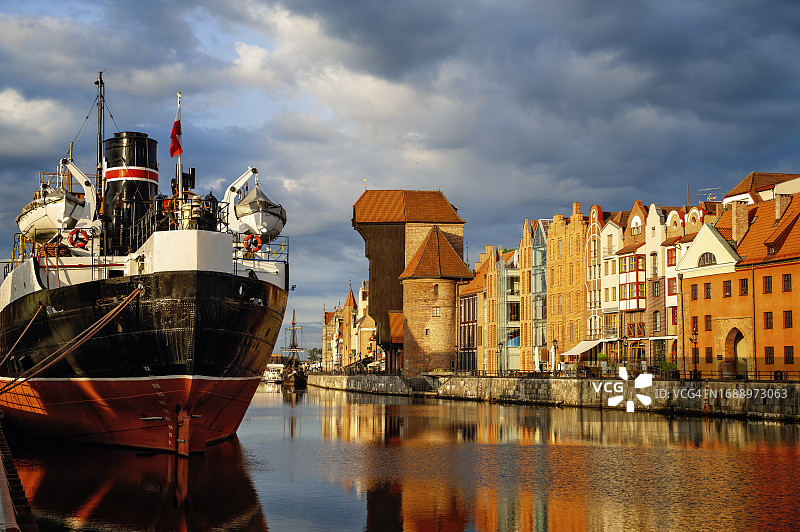 rising sun (Gdansk Crane Gate)图片素材