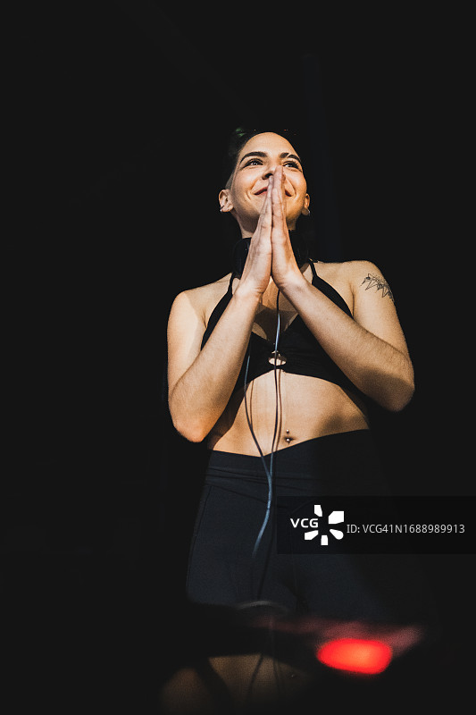 年轻的拉丁裔女DJ在夜晚打碟图片素材