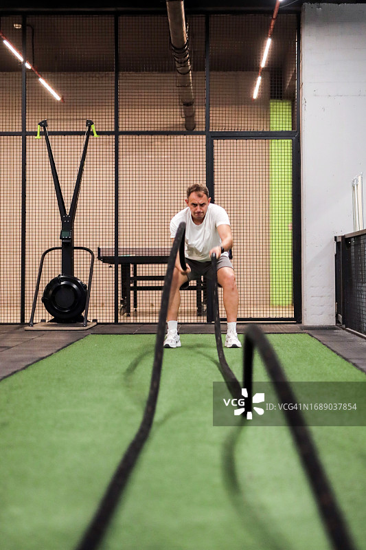 锻炼，为了健康的生活做运动，强壮的男人，锻炼图片素材