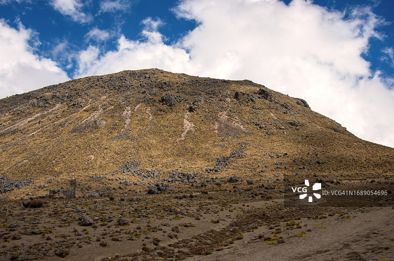 墨西哥托卢卡火山（Xinantecatl）陨石坑中的山丘状地貌，西班牙语俗称“肚脐”图片素材