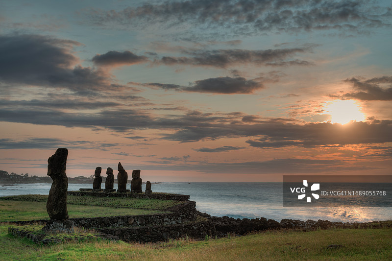 塔海的摩艾石像图片素材