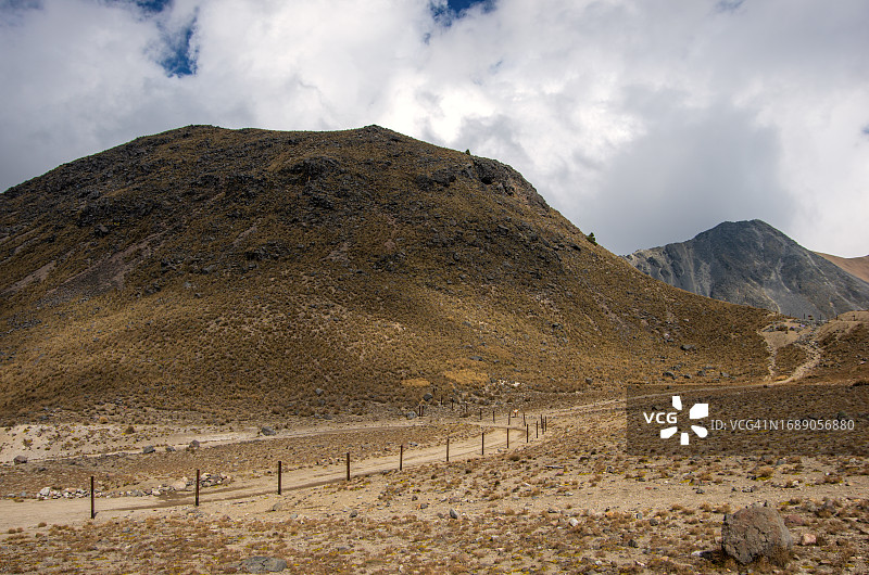 墨西哥托卢卡火山（Xinantecatl）陨石坑中的山丘状地貌，西班牙语俗称“肚脐”图片素材
