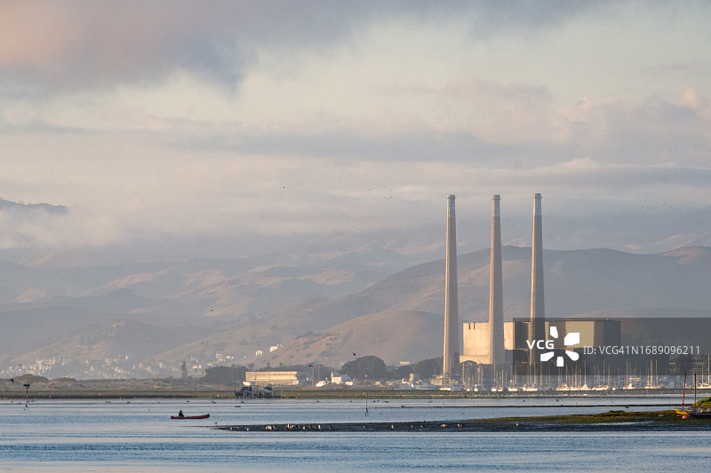 午后光线下的莫罗湾烟囱图片素材