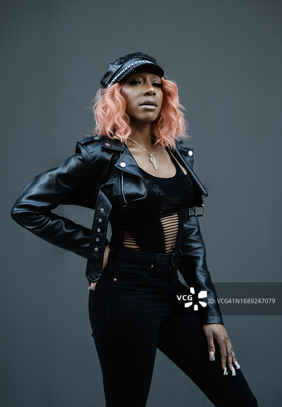 在纽约街头摆姿势的时尚年轻女子图片素材