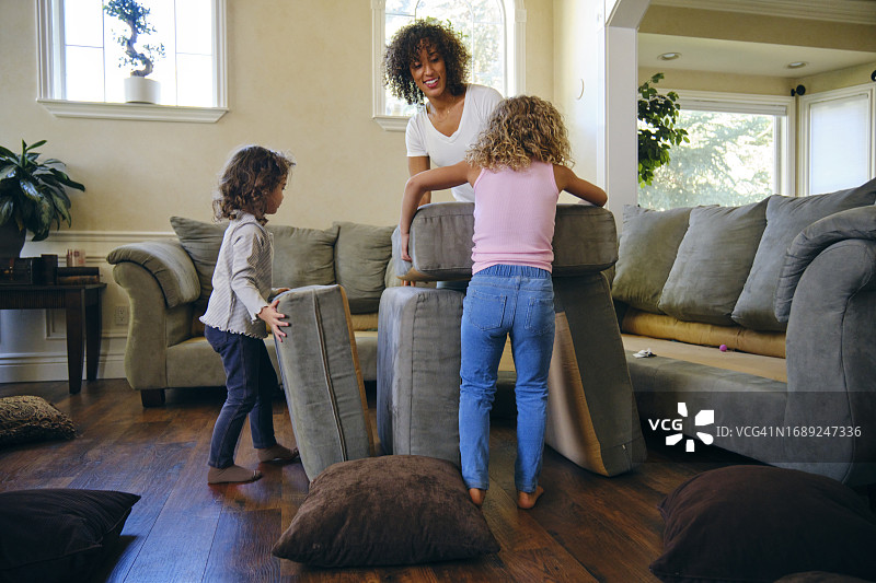 孩子们在客厅里玩耍图片素材