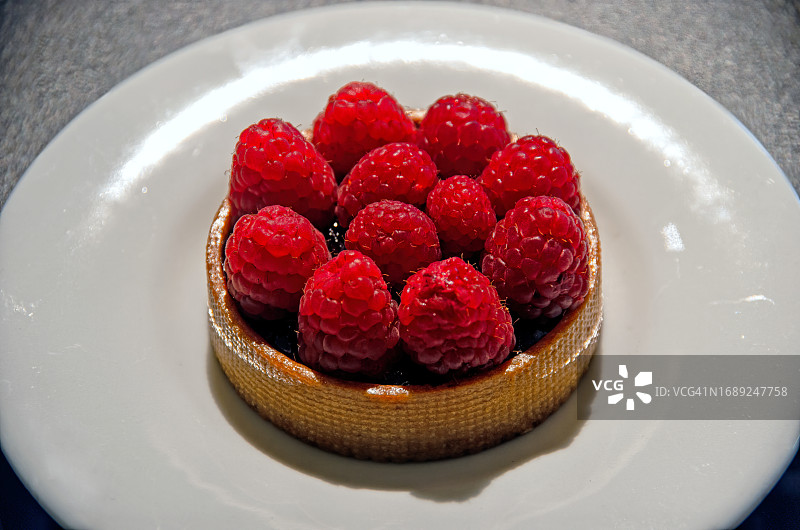 盘中的新鲜覆盆子馅饼图片素材