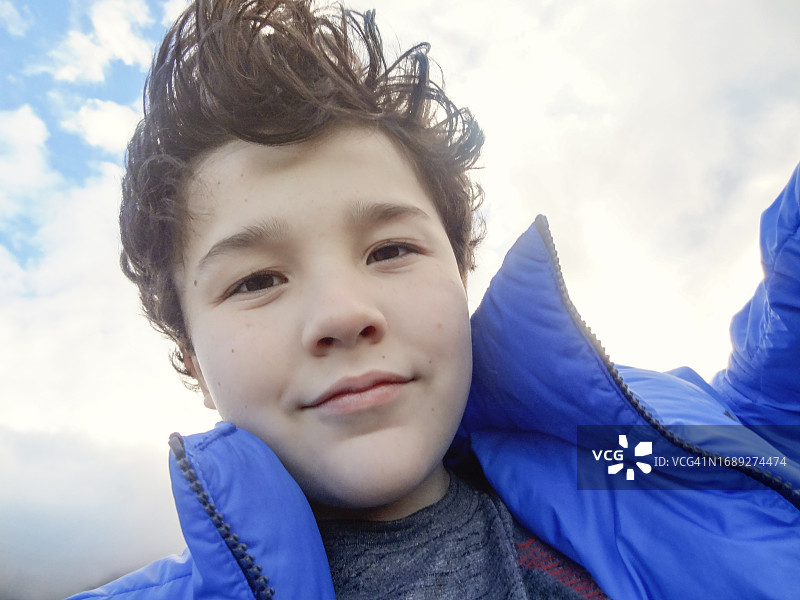 风中儿童的自拍图片素材