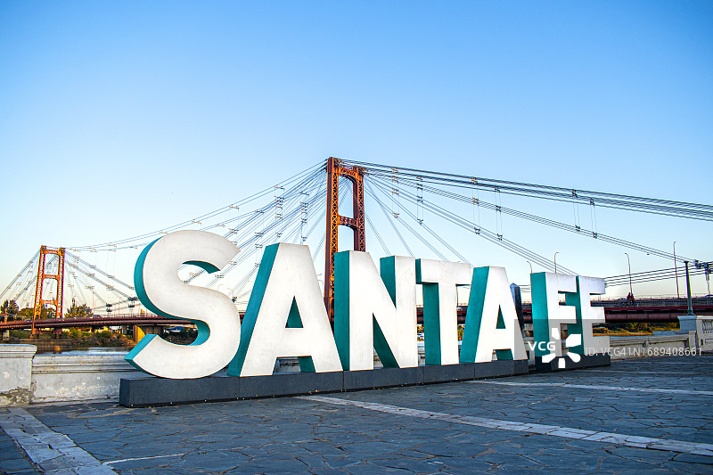 带有城市名称和吊桥的标志，阿根廷圣菲图片素材