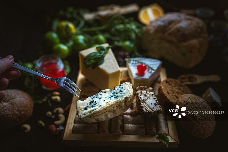 蓝纹奶酪、黑胡椒奶油奶酪、高达奶酪、布里奶酪图片素材