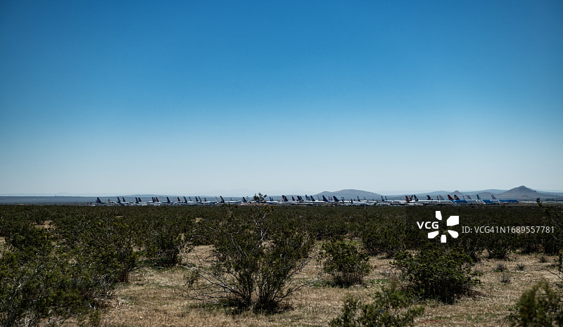 沙漠中的商用飞机停车场图片素材