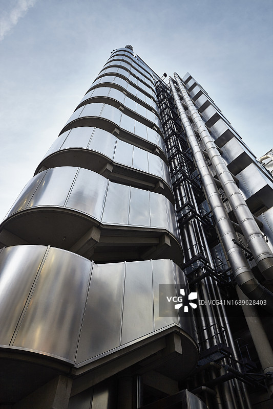 一栋有许多金属管道的高楼图片素材