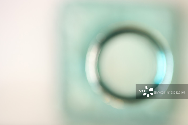 俯视方形玻璃罐的圆形边缘和唇口图片素材