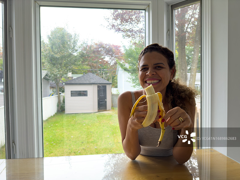 吃香蕉的女人图片素材