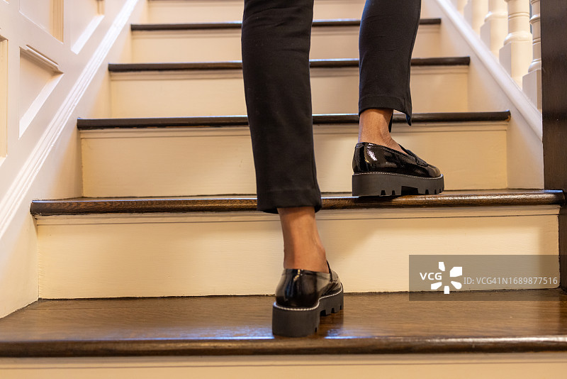 走上楼梯的黑人妇女图片素材