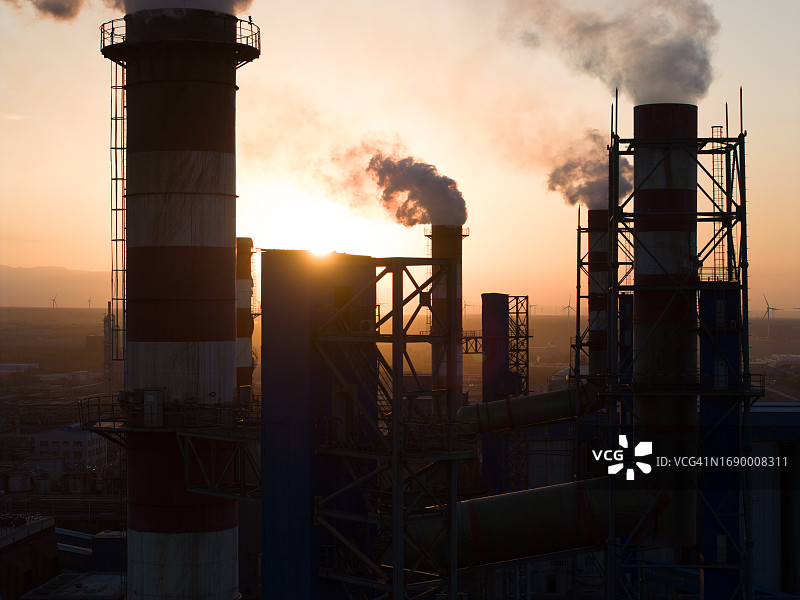 黄昏时分浓烟滚滚的化工厂烟囱特写图片素材